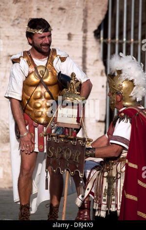 Leistung der römischen Gladiatoren im Kolosseum Stockfoto