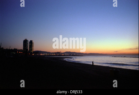 Mapfre Tower und das Hotel Arts gelten von La Barceloneta Strand in der Morgendämmerung, Barcelona, Spanien. Stockfoto