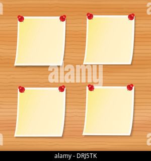 vier leere Notizen merken auf Holzbrett Stockfoto