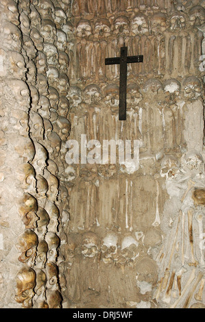 Portugal. Evora. Kapelle der Knochen neben dem Eingang der Kirche des Hl. Franziskus. Wände mit menschlichen Schädeln und Knochen bedeckt. Stockfoto