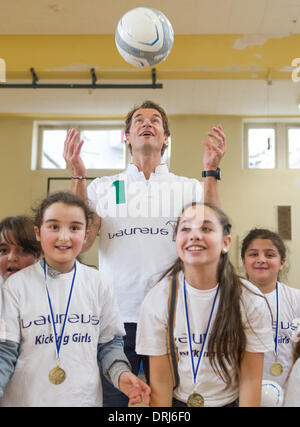 Ludwigshafen, Deutschland. 27. Januar 2014. Ehemaliger Torhüter der deutschen Fußball-national-team Jens Lehmann und junge SchülerInnen posieren für ein Foto während der Präsentation des Projekts "Kicking Girls" in der Schule Graefenauschule in Ludwigshafen, Deutschland, 27. Januar 2014. Das Projekt wird unterstützt von der Laureus Stiftung und zielt auf die Füllung beraubt Mädchen mit Begeisterung für den Fußball. Foto: UWE ANSPACH/Dpa/Alamy Live News Stockfoto