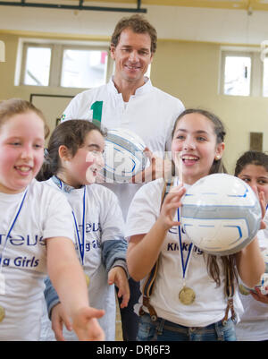 Ludwigshafen, Deutschland. 27. Januar 2014. Ehemaliger Torhüter der deutschen Fußball-national-team Jens Lehmann und junge SchülerInnen posieren für ein Foto während der Präsentation des Projekts "Kicking Girls" in der Schule Graefenauschule in Ludwigshafen, Deutschland, 27. Januar 2014. Das Projekt wird unterstützt von der Laureus Stiftung und zielt auf die Füllung beraubt Mädchen mit Begeisterung für den Fußball. Foto: UWE ANSPACH/Dpa/Alamy Live News Stockfoto