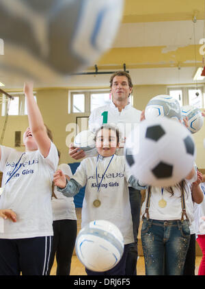 Ludwigshafen, Deutschland. 27. Januar 2014. Ehemaliger Torhüter der deutschen Fußball-national-team Jens Lehmann und junge SchülerInnen posieren für ein Foto während der Präsentation des Projekts "Kicking Girls" in der Schule Graefenauschule in Ludwigshafen, Deutschland, 27. Januar 2014. Das Projekt wird unterstützt von der Laureus Stiftung und zielt auf die Füllung beraubt Mädchen mit Begeisterung für den Fußball. Foto: UWE ANSPACH/Dpa/Alamy Live News Stockfoto