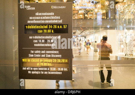 25. Januar 2014 - Bangkok, Thailand: Einkaufszentrum sollen Betriebsstunden fällig zu verkürzen, um in Bangkok zu protestieren. Stockfoto