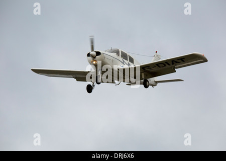 Piper PA-28-140 Cherokee G-DIAT im Flug Airfield Sandtoft Stockfoto