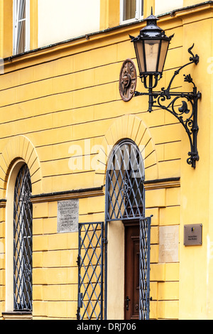 Eine reich verzierte Straßenlaterne vor dem Hintergrund der Fassade des historischen Hauses in der Breslauer Altstadt. Stockfoto