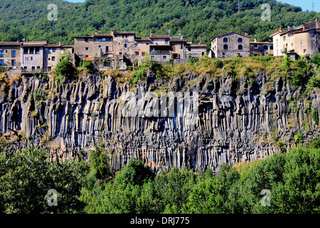 Urbanisation auf vulkanischen Klippen, Castellfollit De La Roca, Katalonien, Spanien Stockfoto