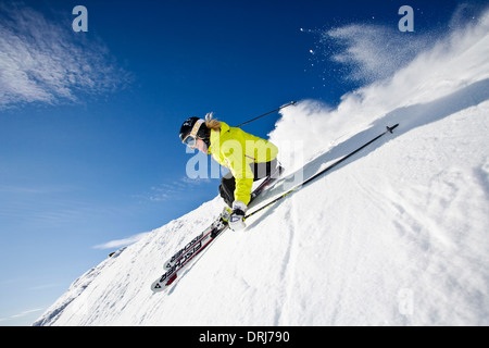 Skifahrer fährt Hang hinunter, Skilaeufer Faehrt Hang hinunter Stockfoto