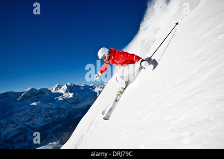 Skifahrer fährt Hang hinunter, Skilaeufer Faehrt Hang hinunter Stockfoto