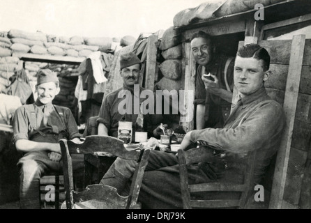 Amerikanische Soldaten Entspannung in einem Graben, WW1 Stockfoto