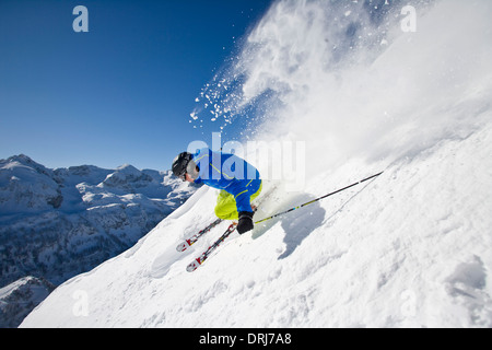 Skifahrer fährt Hang hinunter, Skilaeufer Faehrt Hang hinunter Stockfoto