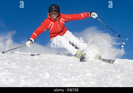 Skifahrer fährt Hang hinunter, Skilaeufer Faehrt Hang hinunter Stockfoto