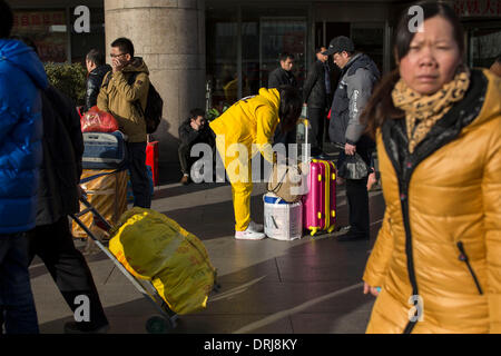 Peking, China. 25. Januar 2014. Das Frühlingsfest oder Chinese Lunar New Year, ist Chinas wichtigste traditionelle Feiertag für Familienfeiern. Die kommenden Lunar New Year fällt am 31. Januar. In diesem Jahr läuft der Transport während Frühlingsfest Zeit von 16 Januar bis 24. Februar. Das Ministerium hat prognostiziert, dass chinesische Passagiere 3,62 Milliarden Reisen während dieser Zeit, darunter 3,2 Milliarden Fahrten auf der Straße machen. Das Bild wurde aufgenommen in Beijing South Railway Station. Bildnachweis: Jiwei Han/ZUMAPRESS.com/Alamy Live-Nachrichten Stockfoto