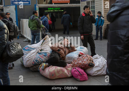 Peking, China. 25. Januar 2014. Das Frühlingsfest oder Chinese Lunar New Year, ist Chinas wichtigste traditionelle Feiertag für Familienfeiern. Die kommenden Lunar New Year fällt am 31. Januar. In diesem Jahr läuft der Transport während Frühlingsfest Zeit von 16 Januar bis 24. Februar. Das Ministerium hat prognostiziert, dass chinesische Passagiere 3,62 Milliarden Reisen während dieser Zeit, darunter 3,2 Milliarden Fahrten auf der Straße machen. Das Bild wurde aufgenommen in Beijing South Railway Station. Bildnachweis: Jiwei Han/ZUMAPRESS.com/Alamy Live-Nachrichten Stockfoto