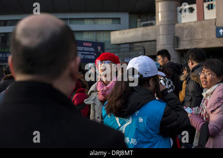 Peking, China. 25. Januar 2014. Das Frühlingsfest oder Chinese Lunar New Year, ist Chinas wichtigste traditionelle Feiertag für Familienfeiern. Die kommenden Lunar New Year fällt am 31. Januar. In diesem Jahr läuft der Transport während Frühlingsfest Zeit von 16 Januar bis 24. Februar. Das Ministerium hat prognostiziert, dass chinesische Passagiere 3,62 Milliarden Reisen während dieser Zeit, darunter 3,2 Milliarden Fahrten auf der Straße machen. Das Bild wurde aufgenommen in Beijing South Railway Station. Bildnachweis: Jiwei Han/ZUMAPRESS.com/Alamy Live-Nachrichten Stockfoto