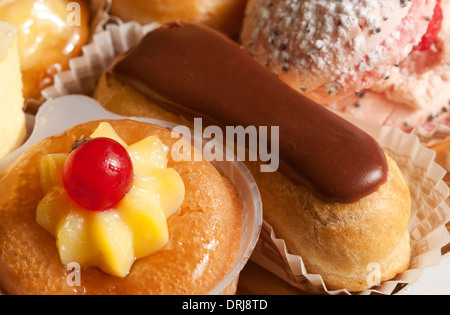 französische Patisserie Kuchenauswahl Stockfoto