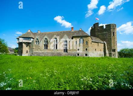 Stokesay Castle, einem befestigten Herrenhaus, im Sommer, Shropshire, England. Stockfoto