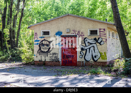 Verlassenen Vergnügungspark Sanitärgebäude abgedeckt in Graffiti und Street Art, Berlin, Treptow-Kopernick, Plånterwald, Spreepark Stockfoto