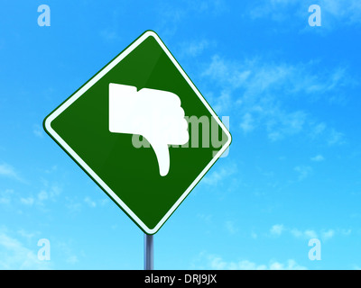 Social-Media-Konzept: Daumen nach unten auf Straße Zeichen Hintergrund Stockfoto