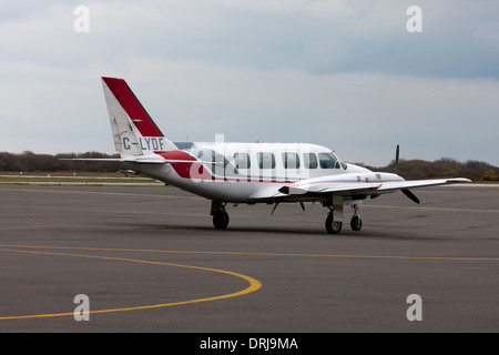 Piper PA-31-350 Navajo Chieftan G-LYDF auf Schürze am Lydd Flughafen geparkt Stockfoto