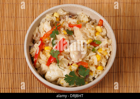 Huhn gebratener Reis, mit Paprika, Reis, Knoblauch, Ei in einer Schüssel von oben Stockfoto