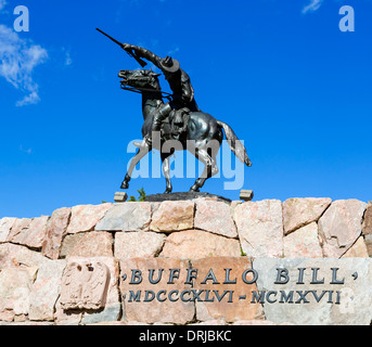 Statue von Buffalo Bill Cody zu Pferd in der Nähe von Buffalo Bill Historical Center, Cody, Wyoming, USA Stockfoto