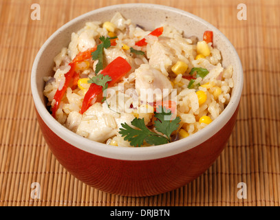 Gebratener Reis, mit Paprika, Reis, Knoblauch, Ei, Ingwer und Gewürze in einer Schüssel mit Huhn Stockfoto