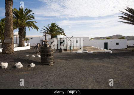 Masdache Lanzarote alte Weinpresse in Hof Outsidefamily besaß El Grifo Weingut mit Wein-Museum im alten Weinkeller Stockfoto