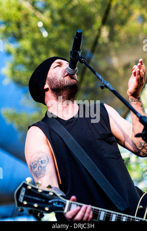 Tim Armstrong von Rancid führt auf die Hootenanny-Festival in Silverado Canyon, Kalifornien, am 8. Juli 2012. Stockfoto