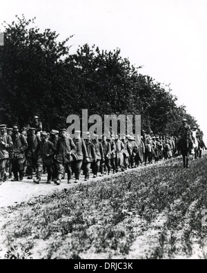Amerikanische Truppen mit deutschen Kriegsgefangenen, Belleau Wood, WW1 Stockfoto