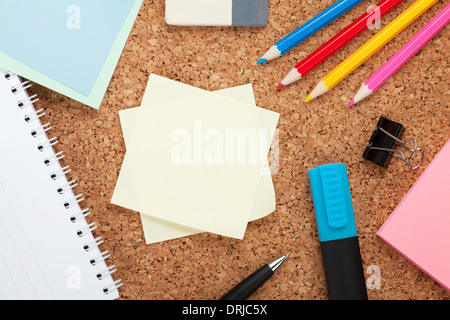 Schul- und Büromaterial auf Kork Holz Hintergrund Stockfoto