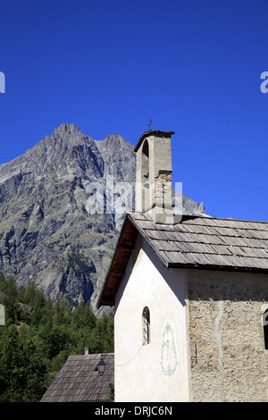 La Chapelle Sainte Barbe am Claux Pelvoux gelegen. Im Hintergrund, Mont Pelvoux, Hautes Alpes, Frankreich Stockfoto