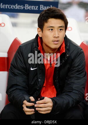 Stuttgart, Deutschland. 25. Januar 2014. Der Mainzer Neuzugang Ja-Cheol Koo sitzt auf der Ersatzbank vor dem Bundesliga-Fußball-Spiel zwischen VfB Stuttgart und 1. FSV Mainz 05 im Mercedes-Benz Arena in Stuttgart, Deutschland, 25. Januar 2014. Foto: DPA/BERND WEISSBROD/Alamy Live-Nachrichten Stockfoto