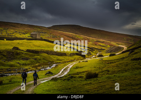 Grassington Minen Rundwanderung mit zwei Leute auf einem Winter ramble, Yorkshire, Großbritannien Stockfoto