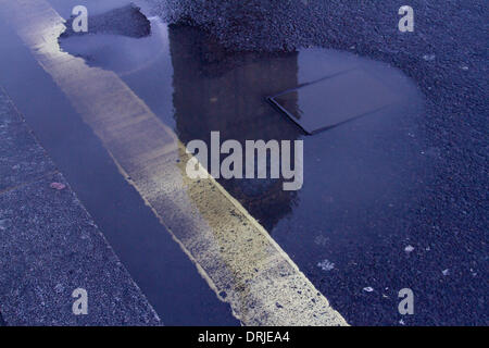 Westminster London, UK. 27. Januar 2014. Big Ben spiegelt sich in einer Lache des Wassers, wie schwere Regenschauer die Hauptstadt Credit traf: Amer Ghazzal/Alamy Live-Nachrichten Stockfoto