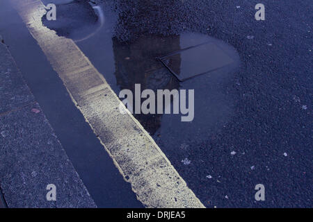 Westminster London, UK. 27. Januar 2014. Big Ben spiegelt sich in einer Lache des Wassers, wie schwere Regenschauer die Hauptstadt Credit traf: Amer Ghazzal/Alamy Live-Nachrichten Stockfoto