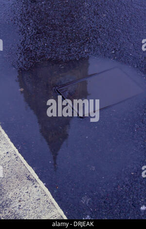 Westminster London, UK. 27. Januar 2014. Big Ben spiegelt sich in einer Lache des Wassers, wie schwere Regenschauer die Hauptstadt Credit traf: Amer Ghazzal/Alamy Live-Nachrichten Stockfoto