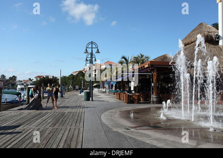 La Isla Einkaufszentrum mit Restaurants und Bars auf der Lagunenseite, Cancun Stockfoto