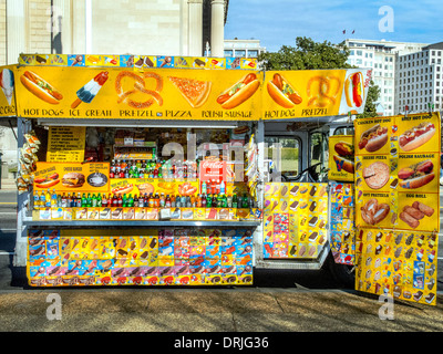 Ein mobiler Imbisswagen bietet eine Vielzahl von Möglichkeiten für hungrige Kunden auf Constitution Avenue in Washington D.C. Stockfoto