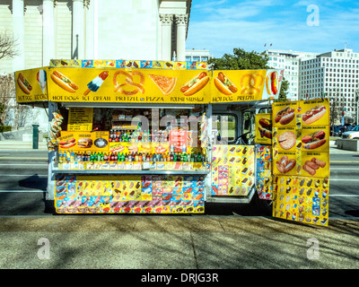 Ein mobiler Imbisswagen bietet eine Vielzahl von Möglichkeiten für hungrige Kunden auf Constitution Avenue in Washington D.C. Stockfoto