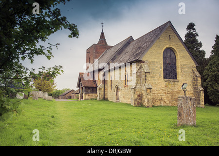 Außenseite der All Saints Church enthält Marc Chagall Glasmalerei Windows, Tudeley, Kent, England Stockfoto