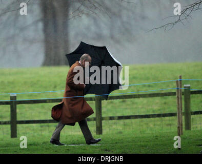 Sandringham, Norfolk, Großbritannien. 26. Januar 2014. HM Königin Elizabeth II zur Kirche in Sandringham.  Prinz Philip, Duke of Edinburgh, Schlachten mit einem Regenschirm im Regen nach St. Maria Magdalena Kirche für Sonntag Morgen-Service in Sandringham. Bild: Paul Marriott Fotografie/Alamy Live-Nachrichten Stockfoto