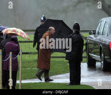 Sandringham, Norfolk, Großbritannien. 26. Januar 2014. HM Königin Elizabeth II zur Kirche in Sandringham.  Prinz Philip, Duke of Edinburgh, hält an seinen Regenschirm vor der Teilnahme an St. Maria Magdalena Kirche für Sonntagmorgen Service in Sandringham. Bild: Paul Marriott Fotografie/Alamy Live-Nachrichten Stockfoto