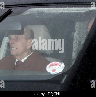 Sandringham, Norfolk, Großbritannien. 26. Januar 2014. HM Königin Elizabeth II zur Kirche in Sandringham.  Prinz Philip, Duke of Edinburgh, Fahrt nach Hause von der St.-Maria-Magdalena-Kirche nach Sonntagmorgen Gottesdienst in Sandringham, wie der Regen viel schlimmer war, als wenn er zu Fuß angekommen. Bild: Paul Marriott Fotografie/Alamy Live-Nachrichten Stockfoto