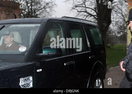 Sandringham, Norfolk, Großbritannien. 26. Januar 2014. HM Königin Elizabeth II zur Kirche in Sandringham.  Prinz Philip, Duke of Edinburgh, Fahrt nach Hause von der St.-Maria-Magdalena-Kirche nach Sonntagmorgen Gottesdienst in Sandringham, wie der Regen viel schlimmer war, als wenn er zu Fuß angekommen. Bild: Paul Marriott Fotografie/Alamy Live-Nachrichten Stockfoto