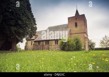 Außenseite der All Saints Church enthält Marc Chagall Glasmalerei Windows, Tudeley, Kent, England Stockfoto