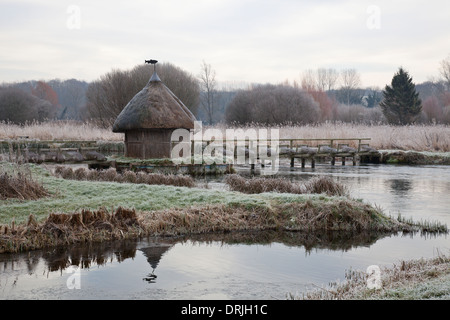 Frost auf dem Fluss Test und strohgedeckten Fischerhütte, Longstock, Hampshire, England Stockfoto