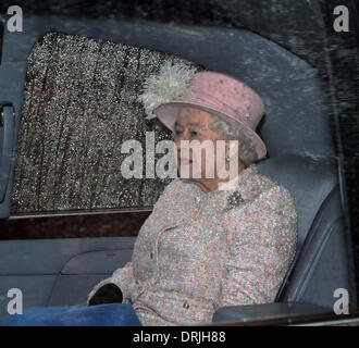 Sandringham, Norfolk, Großbritannien. 26. Januar 2014. HM Königin Elizabeth II zur Kirche in Sandringham.  HM bedeckt Königin Elizabeth II in einem Auto mit Regen Windows nach dem Besuch der St. Maria Magdalena Kirche für Sonntagmorgen Service in Sandringham. Bild: Paul Marriott Fotografie/Alamy Live-Nachrichten Stockfoto