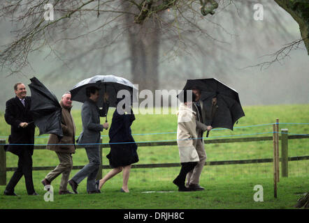 Sandringham, Norfolk, Großbritannien. 26. Januar 2014. HM Königin Elizabeth II zur Kirche in Sandringham.  Dem Dach eines Mitglieds der königlichen Partei wird durch den Wind auf dem Weg zur Teilnahme an St. Maria Magdalena Kirche für Sonntagmorgen Service in Sandringham zerstört. Bild: Paul Marriott Fotografie/Alamy Live-Nachrichten Stockfoto
