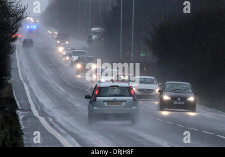 Kings Lynn, UK. 26. Januar 2014. Verkehr auf der A149 in Kings Lynn, Norfolk, werfen viele Spray gegen starken Regen. Bild: Paul Marriott Fotografie/Alamy Live-Nachrichten Stockfoto